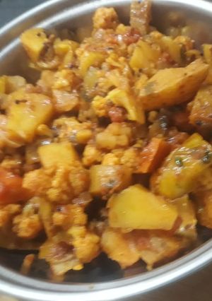 मिक्स व्हेजटेबल भाजी (Mix Vegetable Bhaji Recipe In Marathi) रेसिपी चे मुख्य फोटो 