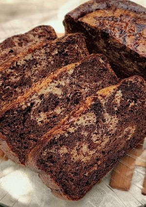 Una foto de 🍌 🍫 Budín de banana marmolado con chips de chocolate 🍫 🍌 Fácil y saludable 🌀 en licuadora