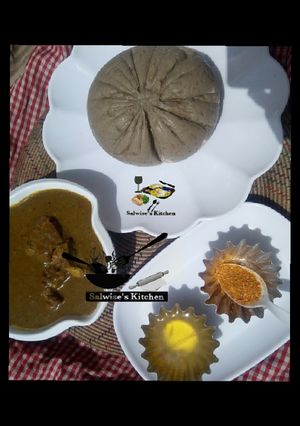 A picture of Guinea corn tuwo with boaboo soup.