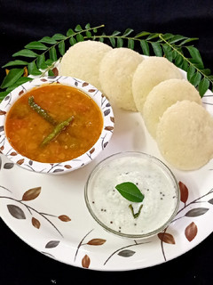रवा इडली और सांबर(rava idli aur sambar recipe in hindi) रेसिपी मुख्य फोटो