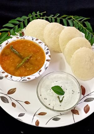 रवा इडली और सांबर(rava idli aur sambar recipe in hindi) रेसिपी मुख्य फोटो