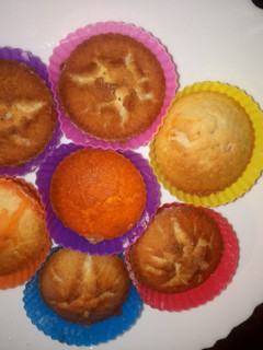 A picture of Mango flavored cupcakes.