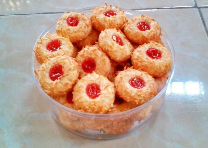 Resep Strawberry Thumbprint Cookies Renyah oleh Ucie Eka - Cookpad