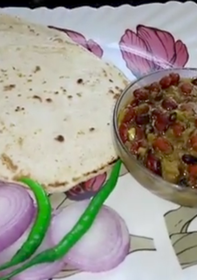 A picture of Rajma Curry And Kulcha.