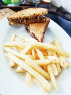 Una foto de Sándwiches de carne y panceta