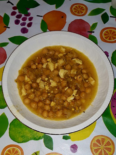 Una foto de Sopa de garbanzos, cebolla y huevo duro