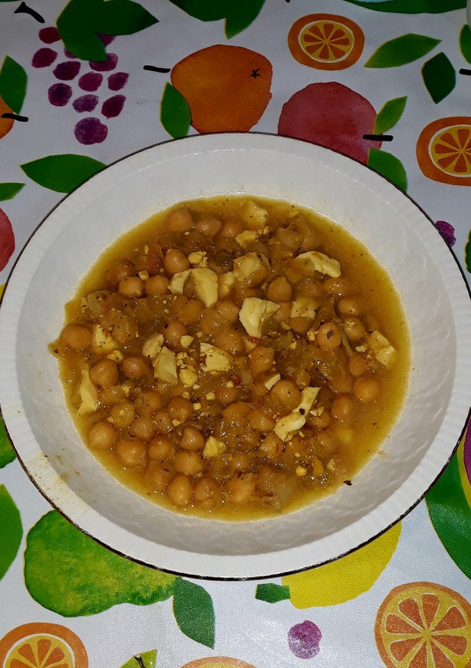 Una foto de Sopa de garbanzos, cebolla y huevo duro