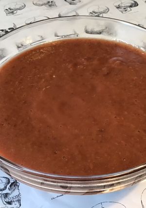 Une photo de Compote de prunes et pêches jaunes à la pistache