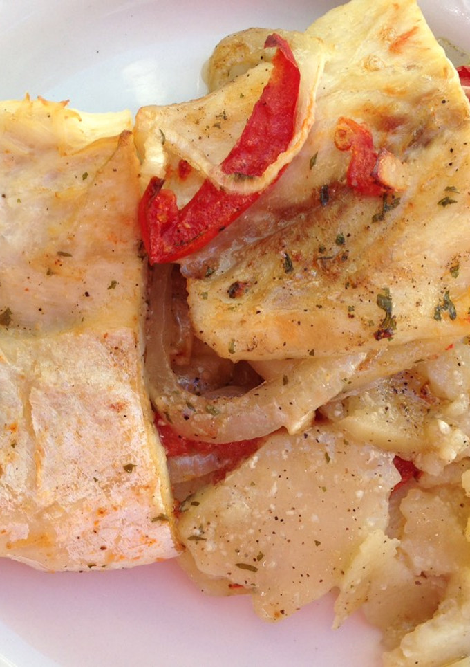Una foto de Perca al horno con patatas