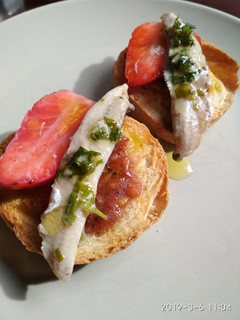 Una foto de Montadito de fresa con boquerones