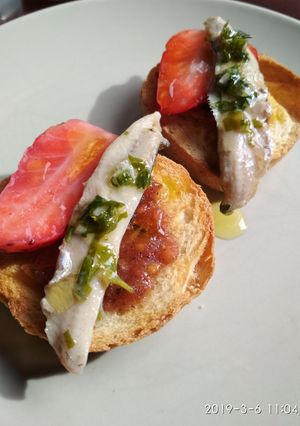 Foto principal de Montadito de fresa con boquerones