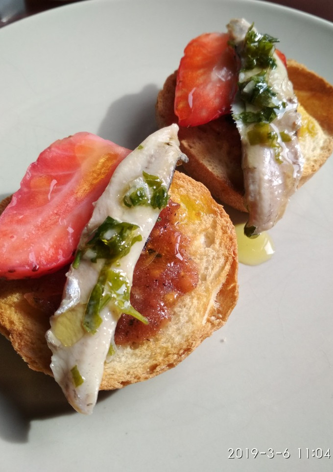 Una foto de Montadito de fresa con boquerones
