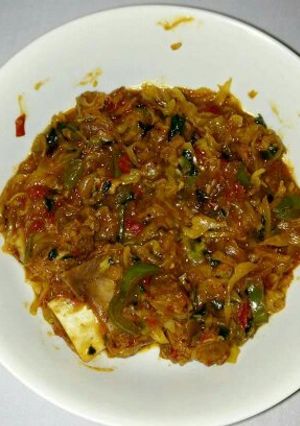 A picture of Beef stew mixed cabbages.