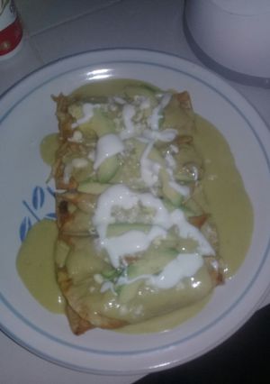 Una foto de Enchiladas verdes con aguacate