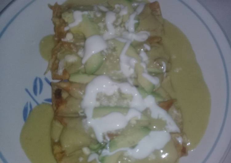 Enchiladas verdes con aguacate