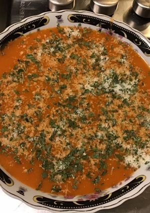 Une photo de Soupe de homard pommes de terre et poivrons au persil et parmesan