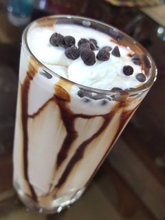 ચોકલેટ મિલ્ક શેક(Chocolate milk shake recipe in gujarati) રેસીપી મુખ્ય ફોટો