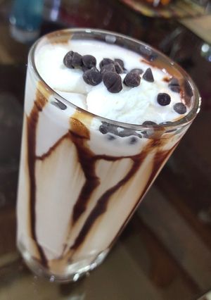 ચોકલેટ મિલ્ક શેક(Chocolate milk shake recipe in gujarati) રેસીપી મુખ્ય ફોટો