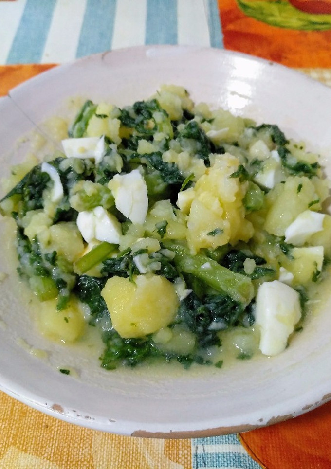 Una foto de Sabores de infancia: acelgas con patatas y huevo duro