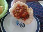 Una foto de cebolla tomate salsa