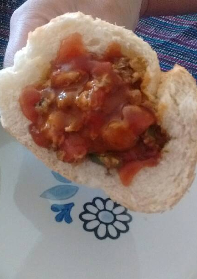Una foto de Tortas con sardinas en salsa de tomate a la mexicana!!💕