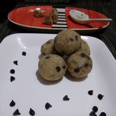 A picture of Sweet potato and peanut butter laddus.