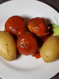 Una foto de Albóndigas de atún con tomate