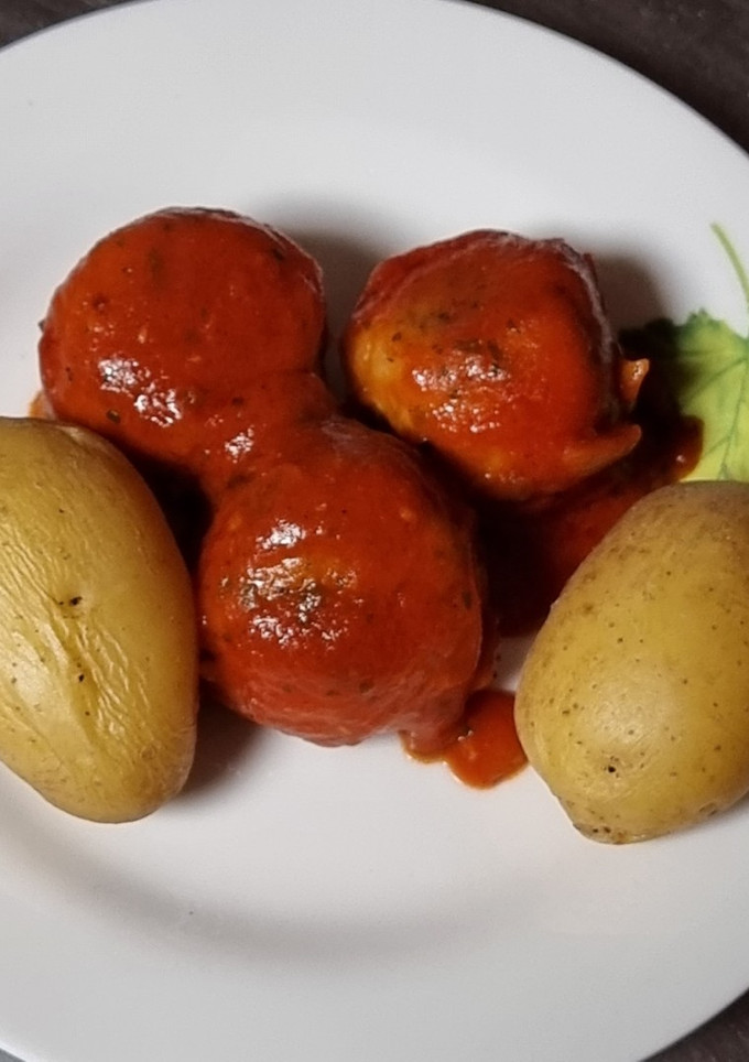 Una foto de Albóndigas de atún con tomate