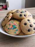 Galletas con chips de chocolate y palitos de colores