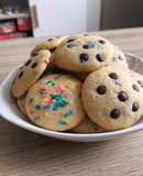 Galletas con chips de chocolate y palitos de colores