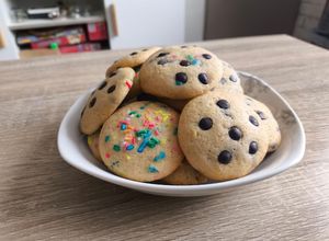 Una foto de Galletas con chips de chocolate y palitos de colores
