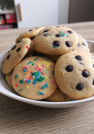 Una foto de Galletas con chips de chocolate y palitos de colores