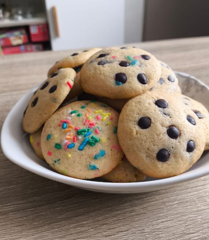 Una foto de Galletas con chips de chocolate y palitos de colores