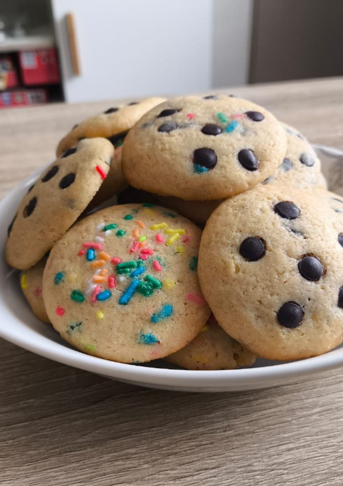 Una foto de Galletas con chips de chocolate y palitos de colores