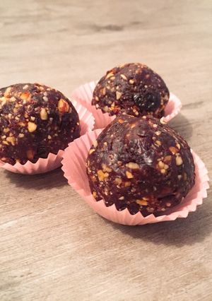 A picture of Easy Hazelnut & Raisin Energy Balls.