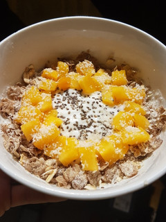 Una foto de Desayuno saludable fit de yogur y melocotón. Recetas saludables para diabetes