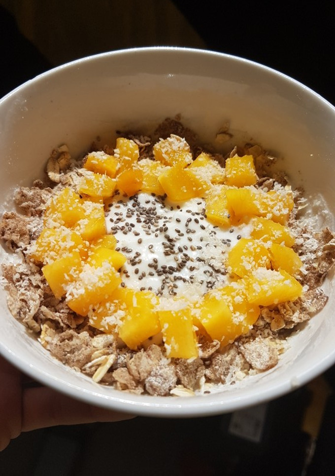 Una foto de Desayuno saludable fit de yogur y melocotón. Recetas saludables para diabetes