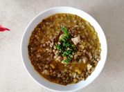 Una foto de lentejas con carne molida