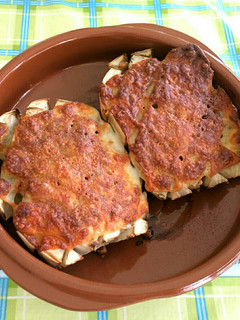 Una foto de Berenjena blanca gratinada con ajo y romero