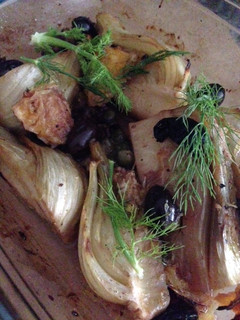 Una foto de Hinojo al horno con aceitunas, naranja y alcaparras