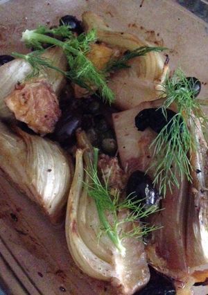 Una foto de Hinojo al horno con aceitunas, naranja y alcaparras