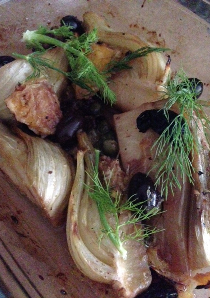 Una foto de Hinojo al horno con aceitunas, naranja y alcaparras