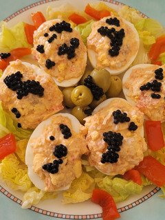 Una foto de Huevos rellenos de salmón y palito de mar en un plis plas