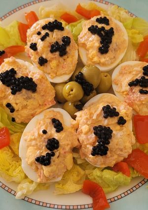 Una foto de Huevos rellenos de salmón y palito de mar en un plis plas