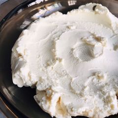 A picture of Labneh.