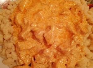 Tejfölös csirkemell pörkölt nokedlivel recept fotója