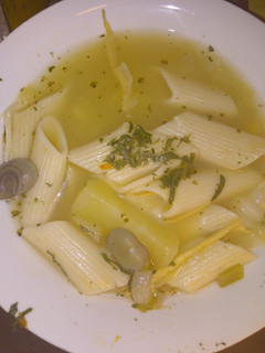 Una foto de Sopita de habas con yuca
