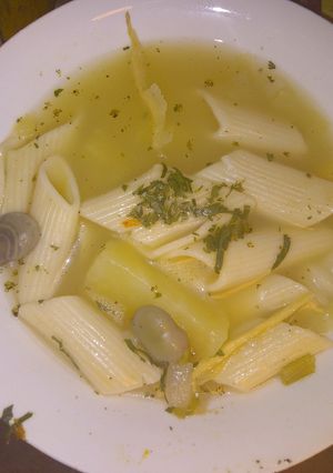 Una foto de Sopita de habas con yuca
