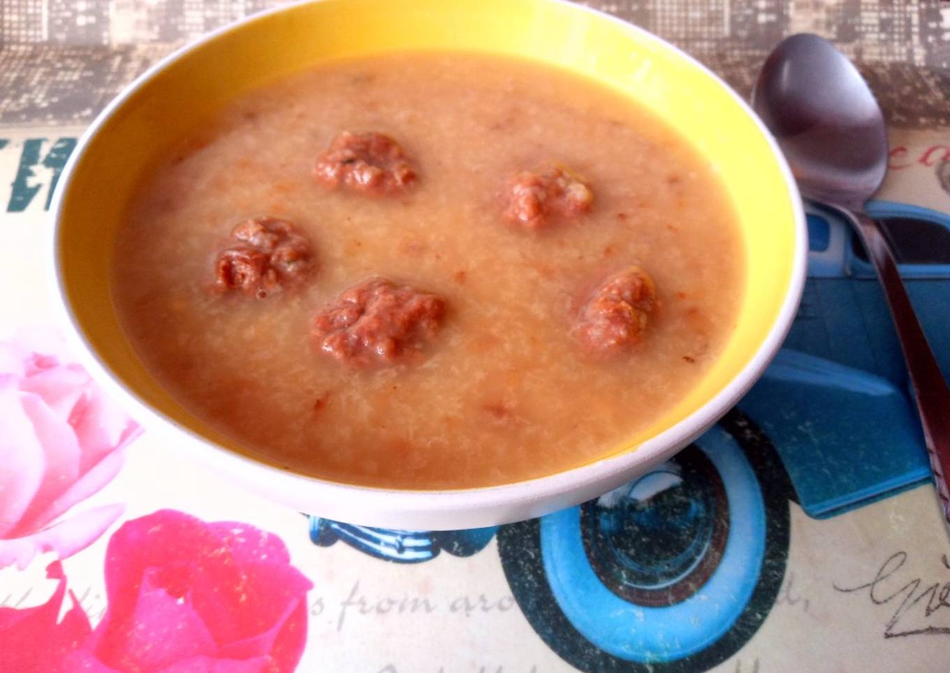 Sopa de pan tostado con albóndigas