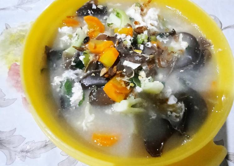 Cara Gampang Menyiapkan Sup Jamur Kuping Telur, Enak
